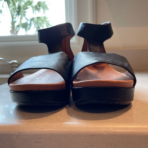 Gentle Souls Jefferson T-Strap Sandals - Picture 3 of 9